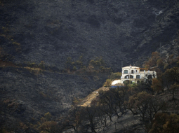 Tikai pēc vairāku dienu cīņas ar liesmām spāņu ugunsdzēsējiem izdevās apturēt plašos mežu ugunsgrēkus, kas plosījās valsts dienvidu piekrastē pie Malagas. Kopumā izdedzis vairāk nekā 1000 hektāru, un dzīvību zaudējis kāds 78 gadus vecs brits. Savas mājas bija spiesti pamest 4000 cilvēku.