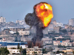 Izraēlas aviācijas bumbas sprādziens Gazā. Konfliktā, kas uzliesmoja pirms nedēļas, līdz šim bojā gājuši vairāk nekā 110 palestīniešu, savukārt no Hamas kaujinieku raidītajām raķetēm Izraēlā dzīvību zaudējuši trīs cilvēki.