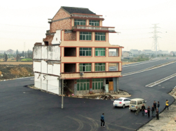 Ar netipisku drosmi izcēlušies divi ķīniešu pensionāri — pretēji vispārpieņemtajai praksei, ka labākās nākotnes un infrastruktūras vārdā Ķīnas varasiestādes var piespiedu kārtā pārvietot pat miljoniem cilvēku, 67 gadus vecais Ljū Baogeņs un viņa 65 gadus vecā sieva jau četrus gadus atsakās pamest savu līdzšinējo dzīvokli. Ik reizi, kad ierodas buldozeri, viņi vienkārši neiziet no mājām. Šosejas būvētājiem Venliņā, kas atrodas Ķīnas austrumos, nācies būvēt jauno ceļu apkārt puspamestajam graustam. Pāris stāsta, ka vietējā pašvaldība bija apsolījusi aptuveni 26 tūkstošu latu pārcelšanās pabalstu, kurš tā arī nav saņemts.