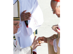 Otrdien inaugurācijas ceremonijā Vatikānā Romas katoļu baznīcas jaunais pāvests Francisks saņēma pāvesta varas simbolus — mantiju un «zvejnieka gredzenu» — un oficiāli sāka savu valdīšanu apustuliskajā tronī kā 266.pāvests. Ceremonijā piedalījās 132 valstu delegācijas, arī Latvijas Valsts prezidents Andris Bērziņš. Viņš uzaicināja pāvestu apmeklēt Latviju 2015.gadā.