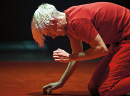 Galveno lomu izrādē spēlē Silvija Kalderoni, pēc profesijas arhitekte, nevis aktrise. Viņa atveido gan Antigoni, gan stāsta savas personiskās atmiņas par redzēto Atēnās.