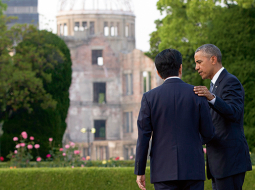 Baraks Obama ir pirmais ASV prezidents, kurš apmeklējis Hirosimu — tur 1945. gada 6. augustā amerikāņi nometa atombumbu, lai piespiestu Japānu kapitulēt Otrajā pasaules karā. Tā cilvēces vēsturē bija pirmā reize, kad tika pielietots atomierocis. Bojā gāja 70 000 iedzīvotāju, bet vairāk nekā 200 000 cilvēku mira vēlāk no starojuma sekām. Pēc trim dienām amerikāņi nometa otru atombumbu Nagasaki.
