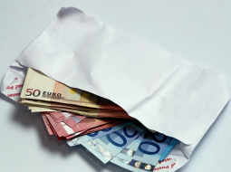 Eiro banknotes aploksnē. Foto: Edijs Pālens, LETA