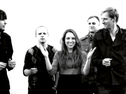 Indīroka grupā, kas tika izveidota 2003.gadā, ir Māra Upmane–Holšteine, Juris Kalnišs, Mārtiņš Elerts, Mārtiņš Miļevskis un Toms Poišs.