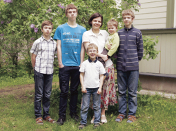 Baiba Stikute (39) ar viru Daini audzina Andri (16), Mārtiņu (14), Kristapu (11), Rūdolfu (6) un Filipu (2). Foto — Andrejs Terentjevs, F64