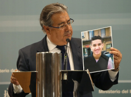 Spānijas iekšlietu ministrs Huans Ignacio Zoido rāda Barselonas terorista fotogrāfiju. Foto: AFP/LETA