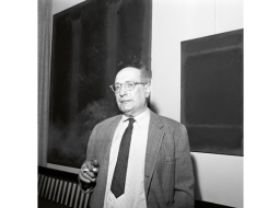 Marks Rotko savā dzīvoklī Ņujorkā 1967.gadā. Aiz muguras divas paša gleznas