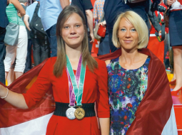 Beatrise kopā ar savu mācību eksperti mākslinieci Ilzi Začesti.