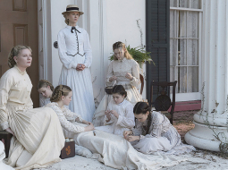 Lentes galvenās zvaigznes: Nikola Kidmena (stāv) un Kirstena Dansta (pa kreisi).