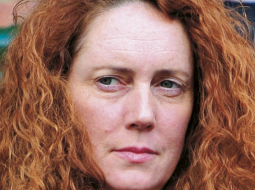 Rebeka Bruksa, britu bulvāru preses rudmatainā ķeizariene.
