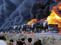 Aptuveni ducis bruņotu vīru uz motocikliem uzbrukuši NATO degvielas konvojam Pakistānā, pilnībā iznīcinot pusi no 26 automašīnām. Pēdējā laikā uzbrukumi NATO konvojiem, kas caur Pakistānu nodrošina piegādes sabiedroto spēkiem Afganistānā, kļuvuši arvien biežāki. Aizdomas krīt uz Taleban. Vēl pirms diviem gadiem caur Pakistānu tika nogādāts 90% kravu, tagad gandrīz puse piegāžu tiek organizētas caur bijušajām padomju republikām Centrālāzijā.