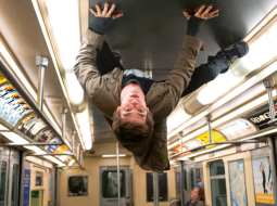 Endrū Garfīlds zirnekļcilvēka lomā.