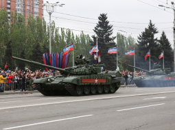 Krievijas tanki parādē maijā Doņeckā. Foto: ITAR-TASS/LETA