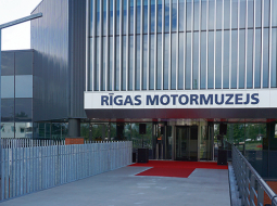 Atjaunotais Rīgas Motormuzejs aicina iepazīties ar jaunu ekspozīciju par autovēsturi Latvijā un pasaulē. Pagājušā gadsimta 80. gados projektētā ēka ir tipisks postmodernisma arhitektūras paraugs un viena no ievērojamākajām ēkām Mežciemā.