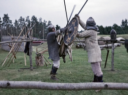 Brālības vadonis Aleksandrs Lubāns (no kreisās) cīnās pret Jumi Ušpeli. Puiša tēvs Aivars, Latgales keramiķis, tradīciju kopējiem sagādāja pirmo šķēpu un bruņukreklu.
