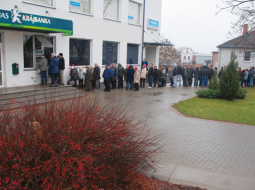 Rinda pie Krājbankas bankomāta Madonā, kur 2011.gada 24.novembrī saļima Uldis Aizsils.