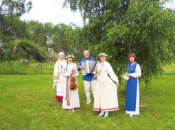 Visos ģimenes godos Vītolu saime muzicē un dzied, arī šoreiz — mazās māsas Lāsmas 9.klases izlaidumā Tilžā. Jūlija pirmajā svētdienā viņi visi satiksies Mežaparka Lielajā estrādē. Attēla no labās: mamma Linda, vecākā māsa Laine, RTU studente, tētis Modris, Lāsma, nu jau J.Mediņa Mūzikas vidusskolas audzēkne. Ciemos no Rēzeknes atbraukusi vecmāmiņa Irēna Čaunāne.