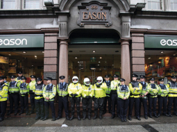 Policijas «mūris» pie grāmatnīcas Dublinā, kur 4.septembrī Tonijs Blērs ieradās uz prezentāciju un autogrāfu sniegšanu. Viņu sagaidīja aptuveni 200 protestētāji. Foto — AFP/LETA