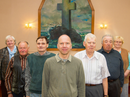 Liepājas Krusta evaņģēliski luteriskās baznīcas mācītājs Mārtiņš Urdze ar draudzes locekļiem gaida LELB lēmumu, vai varēs palikt gadu desimtiem pašu remontētās un koptās telpās, vai arī būs jāiet prom. No kreisās: Anita Rupeika, Viesturs Šneiders, Kārlis Ikavnieks, Mārtiņš Urdze, Persijs Lūsis, Gunārs Dzegors un Velta Maļika.