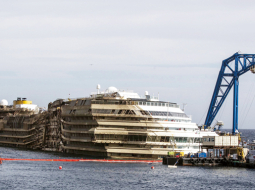 Pērn pie Itālijas krastiem nogrimušā kruīza kuģa Costa Concordia pacelšana peldus stāvoklī ir pasaulē dārgākā glābšanas operācija — tā izmaksā vairāk nekā 600 miljonus eiro (422 miljonus latu). Kuģa pacelšana tika īstenota ar 36 tērauda trošu un speciālas platformas palīdzību. Milzenis tagad tiks pārvilkts uz ostu un nodots metāllūžņos.