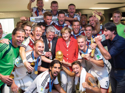 Tas nebija ne pareģojums, ne arī prognoze, kad, sākoties pasaules čempionātam futbolā, jūnija sākumā publicējām attēlu ar Vācijas kancleres Angelas Merkeles viesošanos savas valsts izlases ģērbtuvē. Svētdienas vakarā politiķe bija klāt arī sportistu triumfa brīdī, kad Vācija uzvarēja finālā un ceturto reizi vēsturē ieguva apzeltīto kausu.