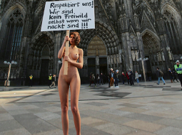 Šveiciešu performanču māksliniece Milo Moire laukumā pie Ķelnes katedrāles un stacijas 8. janvārī ar plakātu: «Respektējiet mūs! Mēs neesam neaizsargāti medījumi pat tad, kad kailas.»