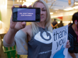 Satrauktie iPhone lietotāji ne tikai raksta bažīgas vēstules Apple vadītājam Timam Kukam, bet arī rīko protesta akcijas — pie Apple veikala ASV pilsētā Sanfrancisko kāda protestētāja, tāpāt kā daudzi akcijas dalībnieki, savā viedierīcē rāda uzrakstu: «FIB, neuzlauz mūsu telefonus!» Otrā rokā plakāts ar vēstījumu: «Paldies, Apple!»