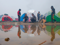 Tūkstošiem bēgļu neoficiālā nometnē netālu no Idomeni ciemata Grieķijas ziemeļos gaida iespēju šķērsot robežu, lai pēc tam no Maķedonijas dotos tālāk uz Eiropas attīstītākajām valstīm.