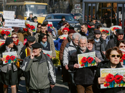 Gan Eiropas Savienība, gan vairāki tūkstoši cilvēku, arī trīs Nobela prēmijas laureāti, aicina atbrīvot ukraiņu lidotāju Nadeždu Savčenko. Viņu pirms vairāk nekā 20 mēnešiem nolaupīja un Krievijā apcietināja. Tiesas prāvā Krievijā valsts apsūdzības pārstāvis pieprasīja, lai ukraiņu pilotei piespriež 23 gadus cietumā. 3. martā tiesa neļāva Savčenko uzstāties ar pēdējo vārdu. Tajā pašā dienā Savčenko pieteica badastreiku. Attēlā: Savčenko atbalsta demonstrācija Ukrainas galvaspilsētā Kijevā.