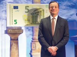 Mario Dragi pozē pie jaunā parauga piecu eiro banknotes, kas tiks laista apgrozībā maijā — jaunajās naudaszīmēs ir uzlaboti pretviltošanas elementi, to skaitā mitoloģiskās feniķiešu princeses Eiropas portrets ūdenszīmē.