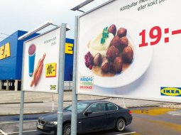 Liellopu gaļas frikadeļu reklāma pie Ikea veikala Malmē. Kad atklājās, ka produktā ir arī zirgu gaļa, lielveikalu ķēde apturēja tā tirdzniecību.