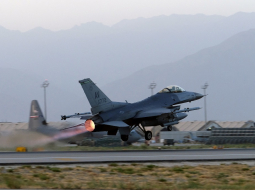 "F-16" paceļas no lidlauka Afganistānā. Foto: Reuters/LETA