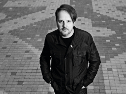 Arnis Dimiņš: «Cilvēku apziņā valda nepareizs priekšstats par telpu un harmonisku vidi. Sabiedrība krasi nodala privāto telpu no publiskās, tāpēc vide, kurā mēs dzīvojam, ir izveidojusies  ar izteikti atšķirīgiem standartiem». Foto — Reinis Hofmanis, F64