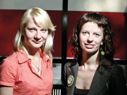 TV3 ziņu žurnāliste Aija Stikāne (pa kreisi) un  Parex bankas sabiedrisko attiecību speciāliste Inga Saleniece tagad ir arī diplomētas antropoloģes. Foto — Reinis Hofmanis, F64