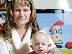 Valmieriete Anita Liepiņa bijušā kolēģa meitai Mārai Miķei ziedojusi daļu savu aknu. Foto — Reinis Hofmanis, F64
