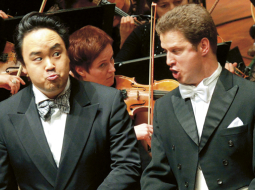 Tenors Hojuns Čuns (Rūdolfs) un baritons Nikolajs Borčevs (Marsels) dziedot lika saprast, ka viņi taisa jokus. Foto — F64