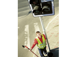 Kabeļu līniju elektromontieris Edgars Krūze ar kolēģi Juri ir vienīgie, kuri trīsreiz gadā mazgā luksoforus 340 Rīgas krustojumos. Foto — Gatis Gierts, F64