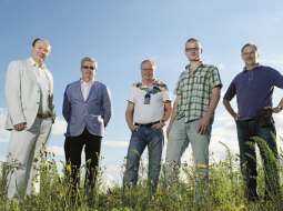 Zinātnes un biznesa savienotāju komanda: LU rektors Mārcis Auziņš (no labās), LU Inovācijas centra vadītājs Matīss Neimanis, idejas motors Mats Šērs, RTU rektors Leonīds Ribickis un viņa vietnieks attīstības jautājumos Modris Ozoliņš.
