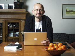 Paulam Bankovskim nav viena rakstāmgalda, pie kura viņš raksta. Visbiežāk viņš raksta virtuvē.