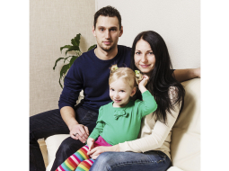 Pirmajos divos dzīves gados bērni saņem vakcīnas pret kopumā 12 infekcijas slimībām. Taču divarpus gadu vecā Luīze Gabriela nav vakcinēta. Viņas vecāki Evita un Jānis ir pārliecināti —  ar vakcīnu daudzumu ir krietni pārspīlēts. Piemēram, viņi netic, ka mazo Luīzi apdraudētu difterija