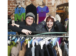 Bijušie izklaides industrijas darbinieki Māris un Ieva Ozoliņi bez darba palika 2008.gadā. Viena no retajām nozarēm, kurā apgrozījums nemazinājās, bija rokdarbi. «Tādēļ vīrs man teica: adi!» atceras Ieva.