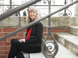 «Man patīk, ja koris dzied kā viens instruments,» saka Laura. «Dažkārt jūtos kā Glens Millers, kurš ir atradis savu skaņu. Esmu lepna, ka man tas ir izdevies.»