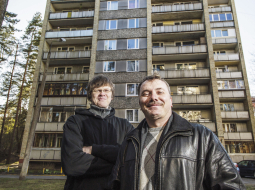 Doma apsaimniekošanu ņemt savās rokās pirms gadiem pieciem radās diviem mājas iedzīvotājiem — Jurijam Iļjinam (pa labi) un Aināram Baumanim.