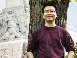 «Latviju bremzē latviešu rakstura īpašības — noslēgtība, nenoteiktība, mērķa un vienotības trūkums,» saka vjetnamiešu mākslinieks Kao