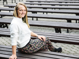 Uz Čīli Sendija devās ar apmaiņas organizācijas American Field Service palīdzību, dzīvoja ģimenē Valdivijas tuvumā Čīles dienvidos un mācījās vietējā vidusskolā. Lielākais izaicinājums bijis nevis pieņemt mūķeņu vadītās skolas katolisko vidi, bet to, ka tur mācās tikai meitenes.