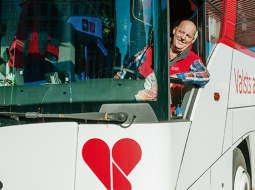 Par asinsdonoru autobusa šoferi Igors Pčelins strādā astoto gadu. «Patīkami braukt. Bieži vien citi šoferi dod ceļu, gluži kā ātrajai palīdzībai.»