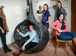 Latvian Voices — Zane Stafecka (no kreisās), Andra Blumberga, Laura Leontjeva (spogulī),  Laura Jēkabsone, Elīna Šmukste, Nora Vītiņa (aizmugurē). «Sešus gadus esam bijušas kopā daudz ilgāk un intensīvāk nekā ar savām ģimenēm un draugiem. Skaidrs, ka tikai labākās draudzenes var tā darīt. Mums pat ir teiciens: «Ja visas, tad visas!»»