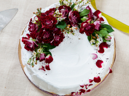 Šokolādes biskvīta torte ar biezpiena krēmu un ogu krēmu.
