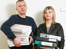 Gints un Irina savā darbavietā — Valsts policijas Rīgas reģiona pārvaldes kriminālpolicijā Gaujas ielā. Viņiem rokās mapes, kurās dokumentētas darbības pusotra gada garumā, meklējot varmāku.