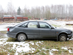 Avārijā cietušajam auto bija nodilušas vasaras riepas, viens aizmugurējais ritenis — rezerves. Tehniskā apskate bija derīga līdz 2010.gada maijam.